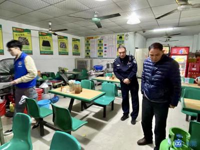 石廈警務室聯合網格員開展三小場所及房產中介專項檢查